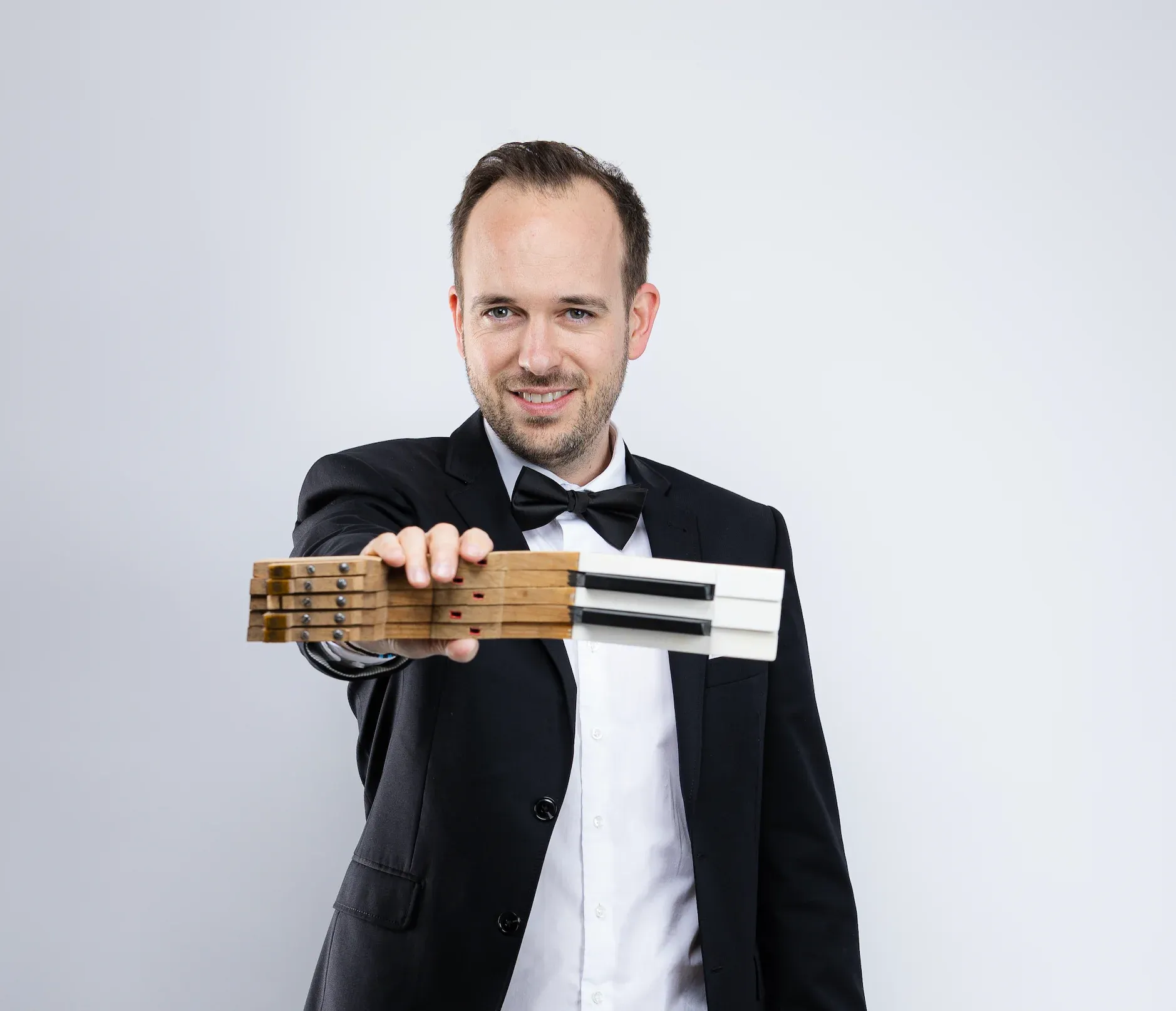 Chris Conz am Instrument, Porträt