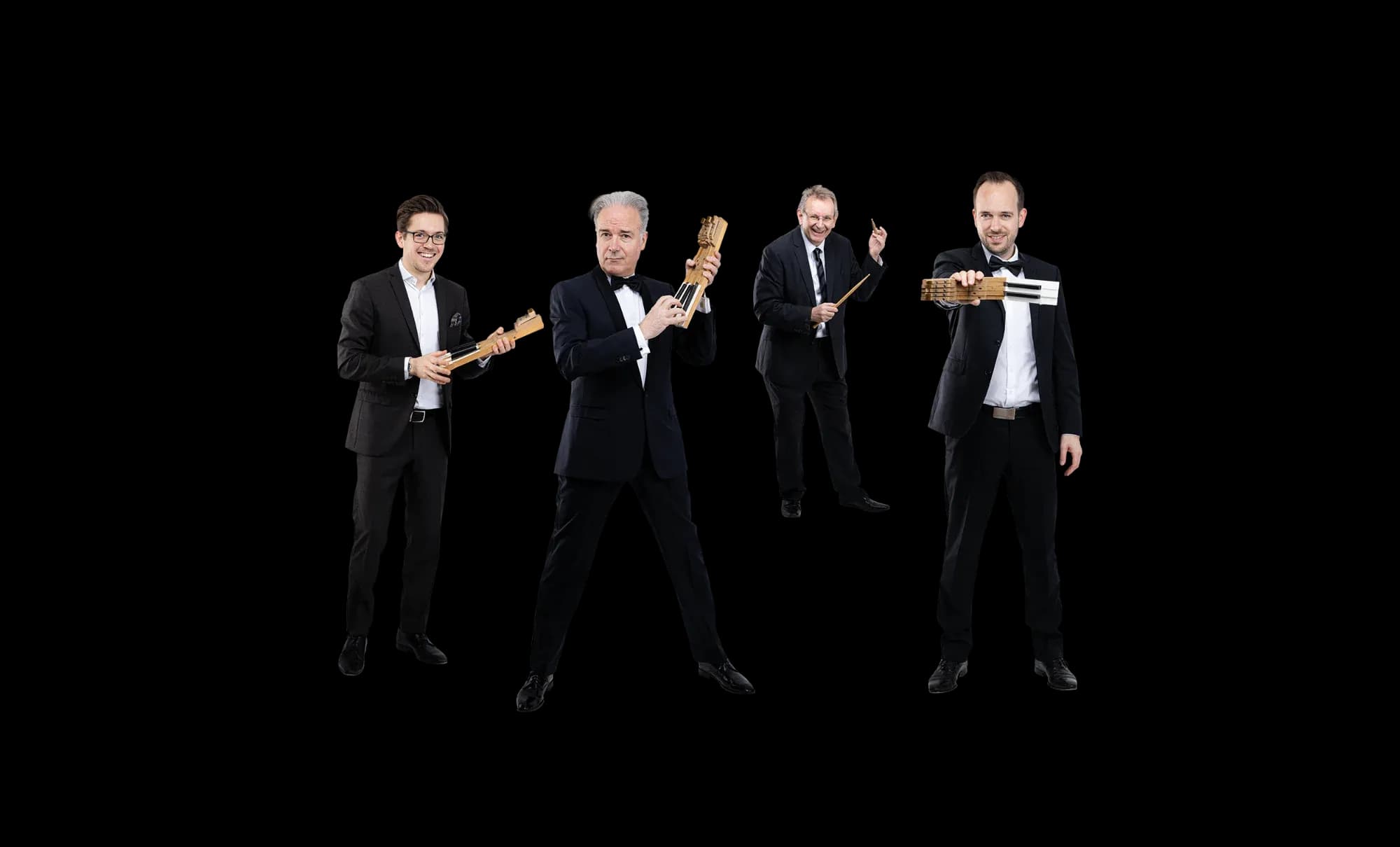 Die vier Musiker an zwei Flügeln auf der Bühne, Konzertsituation